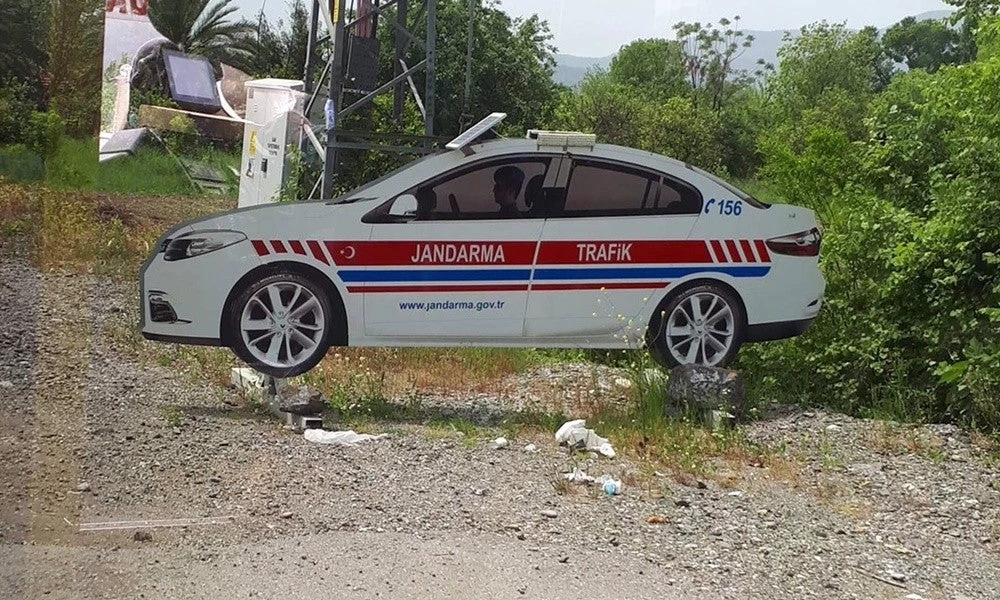 Οι Τούρκοι έστησαν χάρτινα περιπολικά-σκιάχτρα για να τρομάζουν οι οδηγοί!